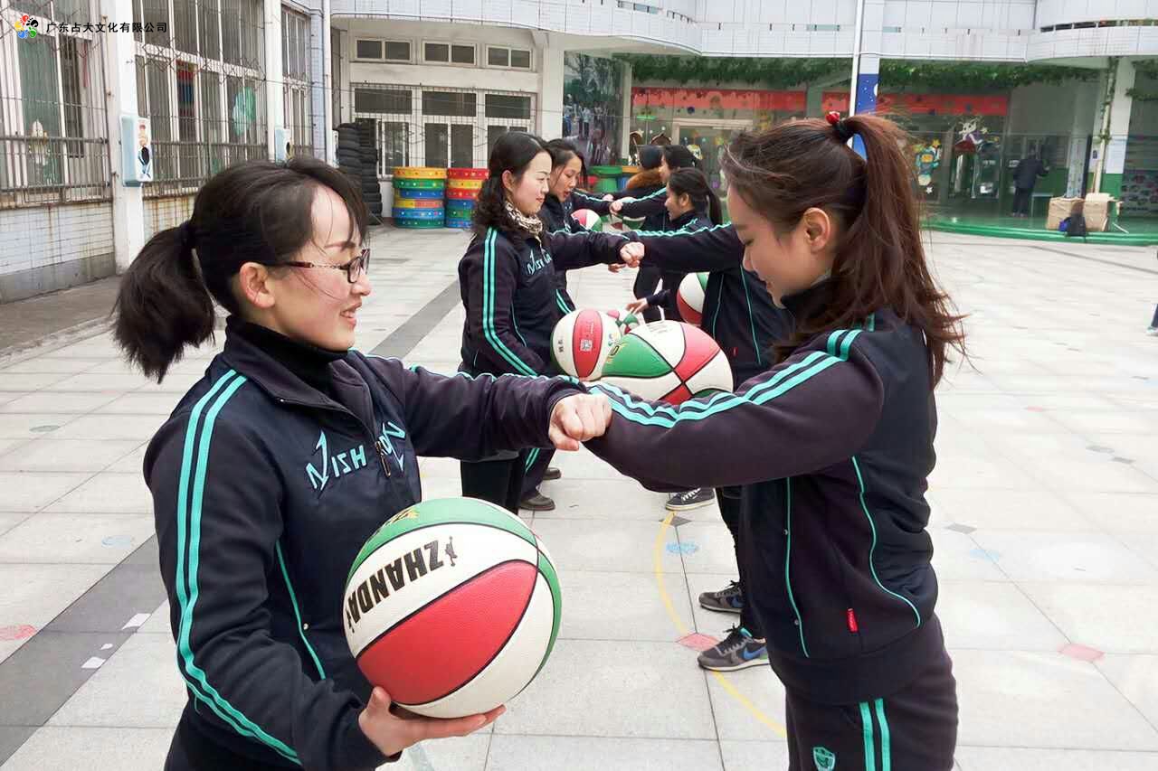 认真练习《占大幼儿篮球运动教育课程》教师们